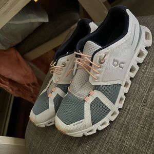 Women’s onClouds size 8. Worn a hand full of times.